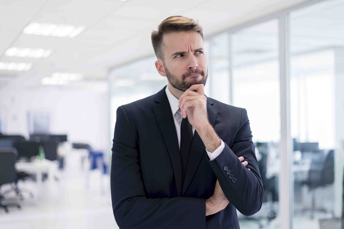 Бизнесмен задумался.jpg
