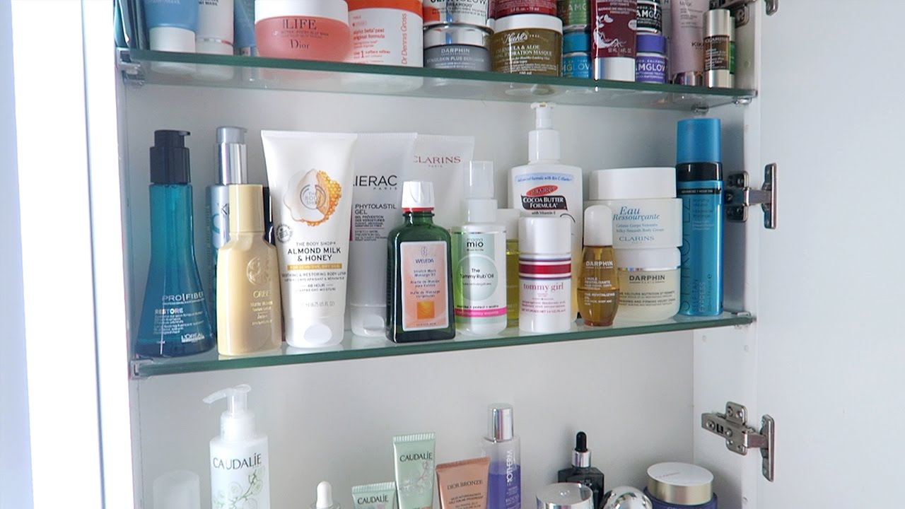 полки с красивыми баночками уходовой косметики
