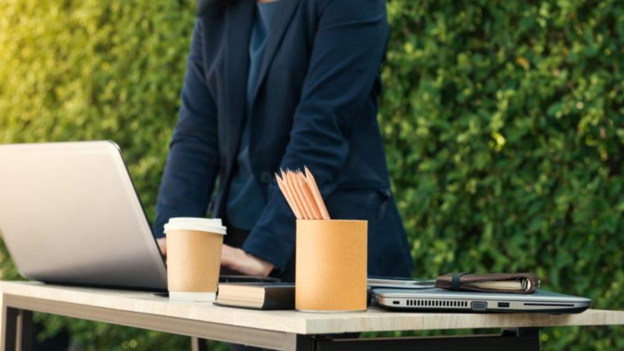 предприниматель работает за ноутбуком над своим интернет-магазином