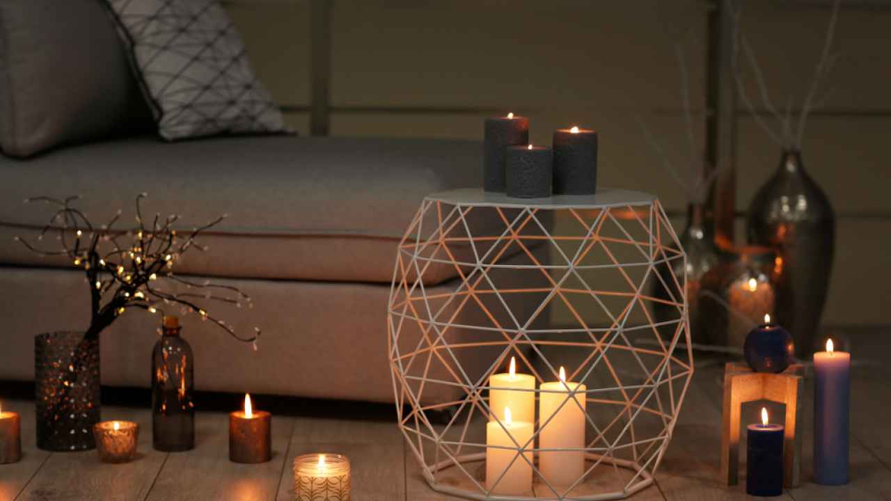 уютный интерьер с декором, свечами и пледом