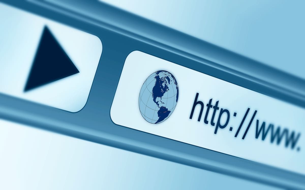 человек проверяет доступность доменного имени на ноутбуке