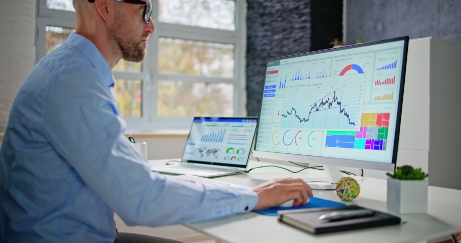 Человек смотрит на дашборд с результатами A/B теста