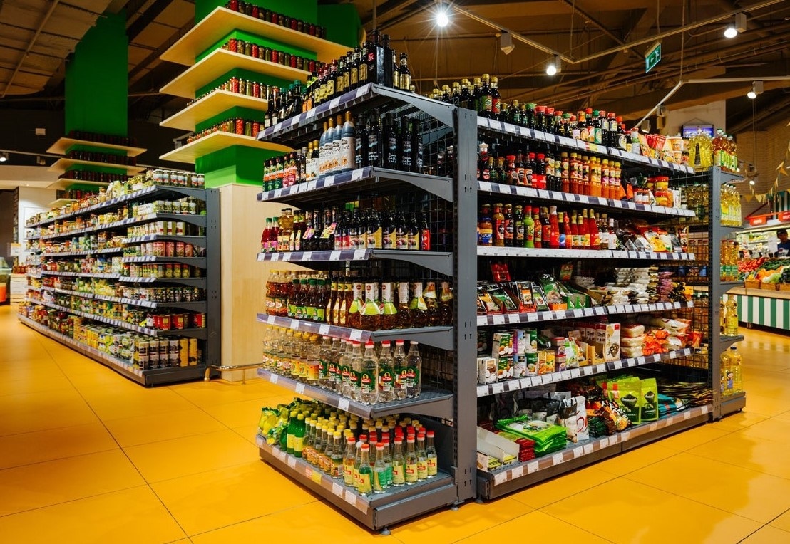 заваленный товаром склад магазина заваленный товаром склад магазина