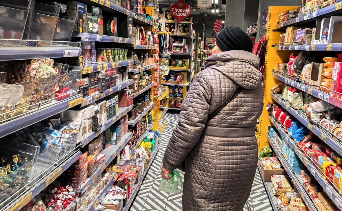 уютный магазин у дома с разнообразными товарами на полках