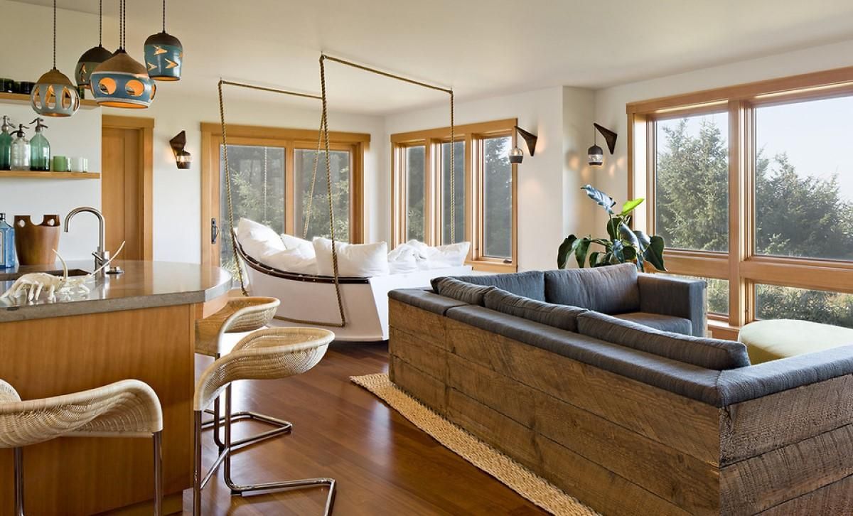 стильные эко-товары для дома на деревянном фоне