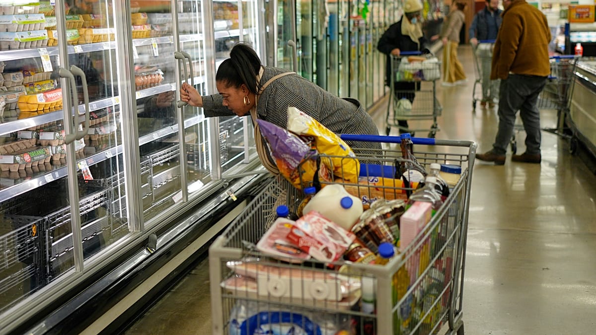 полки в супермаркете с разнообразными товарами