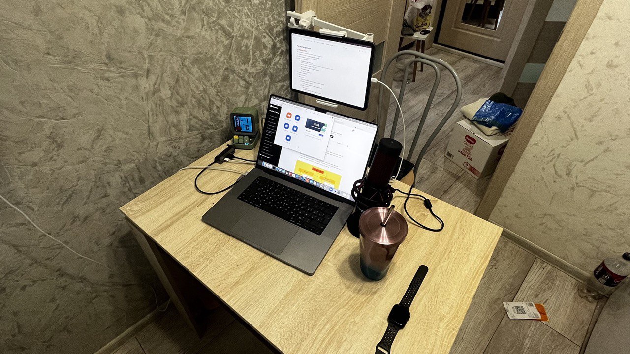 рабочее место предпринимателя с ноутбуком и товаром для маркетплейса рабочее место предпринимателя с ноутбуком и товаром для маркетплейса